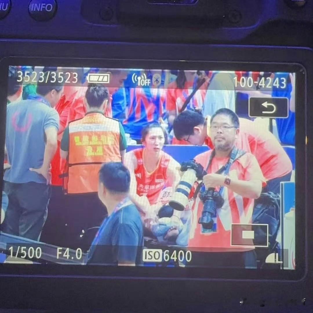 破防了[哭哭][哭哭]吴梦洁赛后被担架抬走了！决胜局最后一分吴梦洁下落时踩到队友