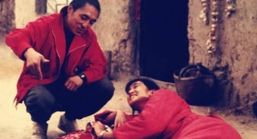 1987年，张艺谋筹拍《红高粱》，女主选了“身材丰满”的史可。然而，巩俐也想出演