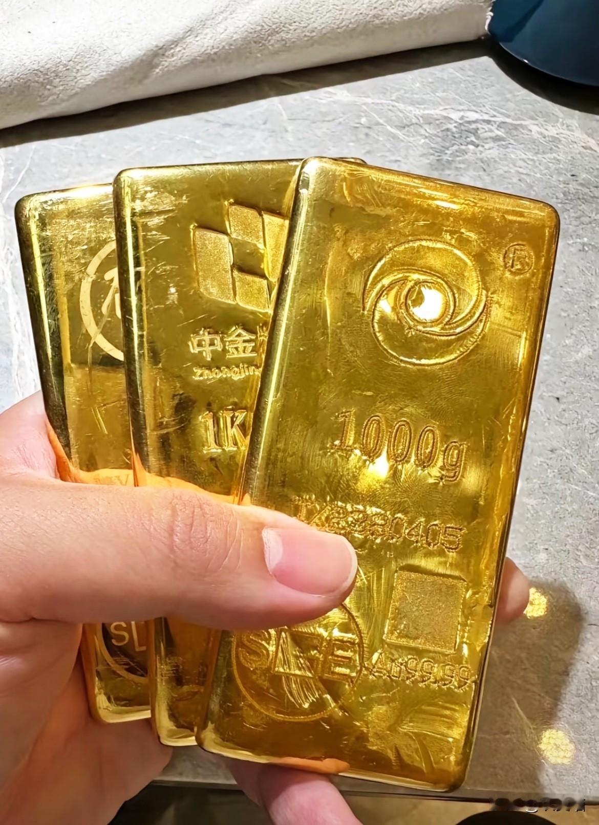 昨天亏本抛黄金的人，今天怕是得拍大腿后悔了。不是金价暴涨到多夸张，而是今