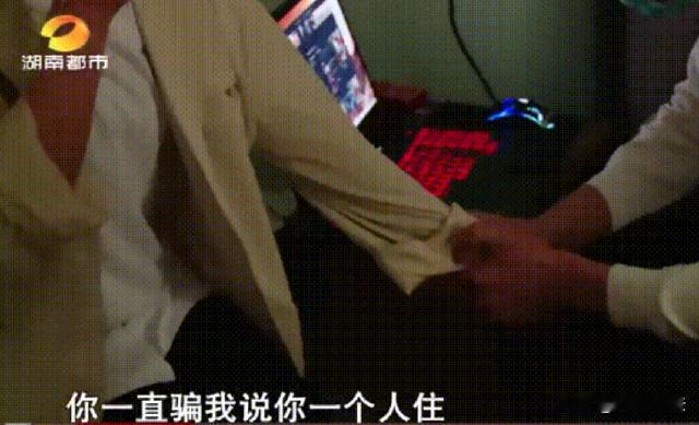 湖南，一男子跟妻子处于离婚冷静期，有一次男子打工回来，看到妻子在跟网友聊暧昧信息