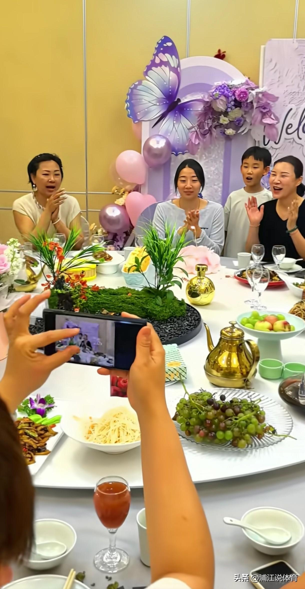 单身姚迪迎来34岁生日，亲朋好友齐聚一堂为她庆贺，闺蜜朱婷未现身。天津女排名将姚