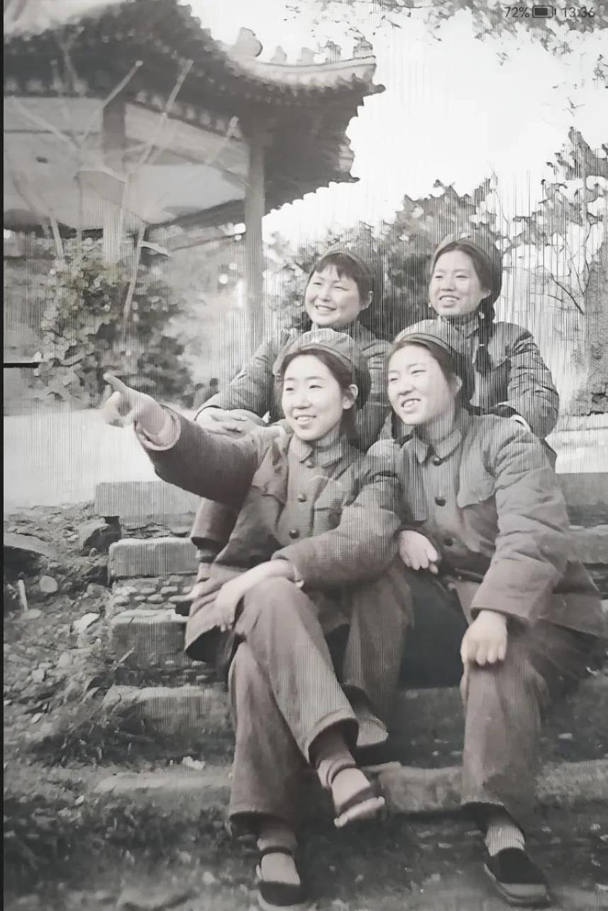 图一：看得出这是哪个年代的解放军女兵吗？从照片背景的一座凉亭可以看出，她们是在某
