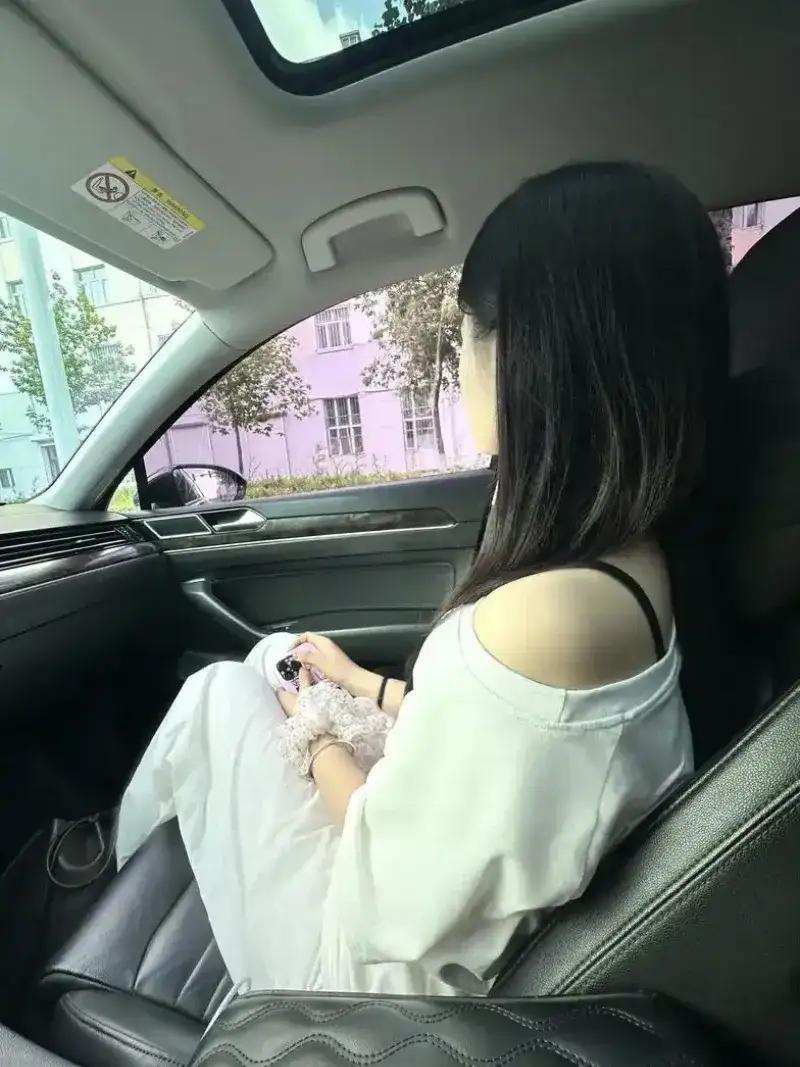 晚上出去跑滴滴，拉了一漂亮的姑娘，上车后她说：“哥，随便跑！”我寻思这单碰上