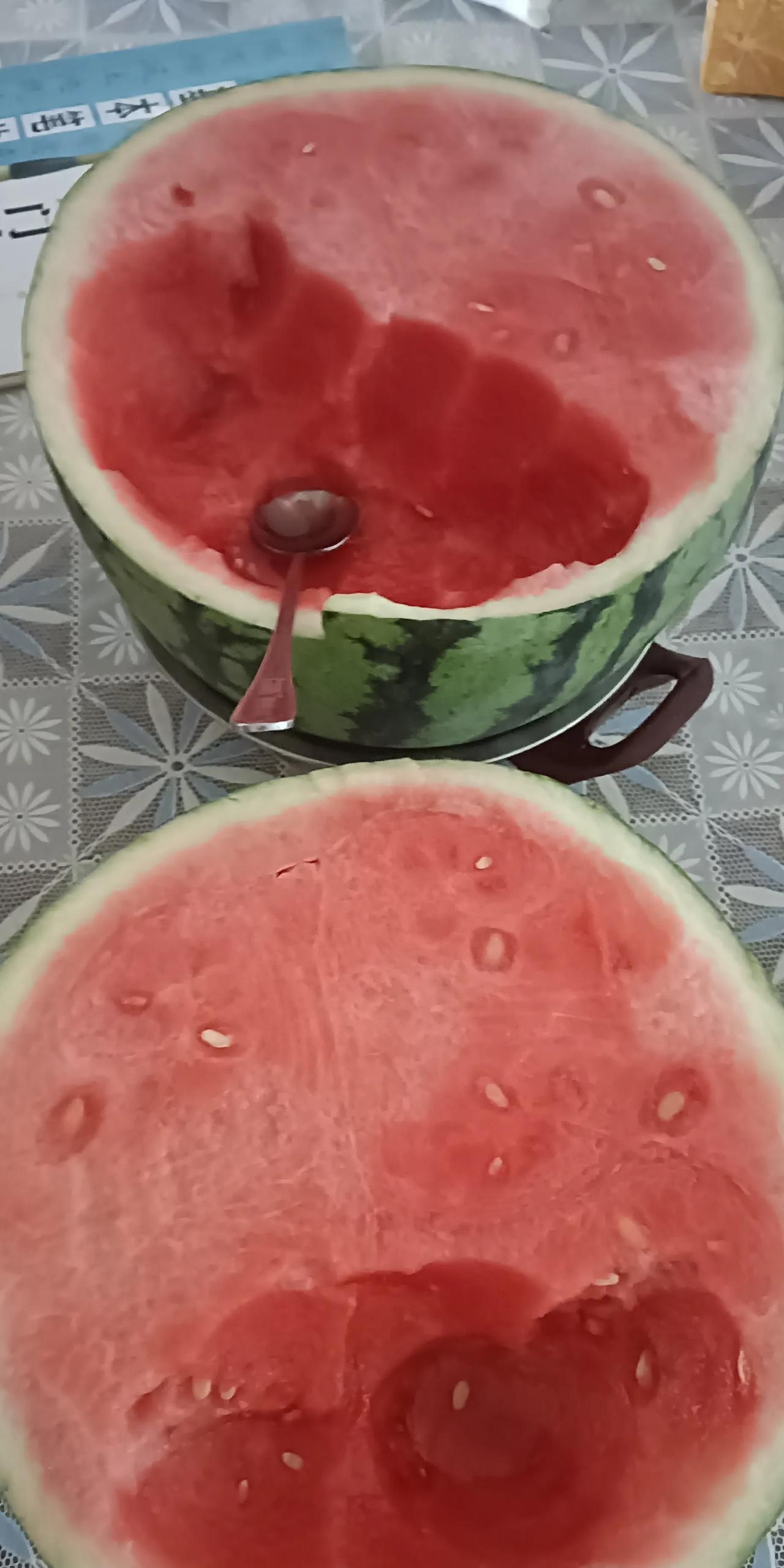 老六让小六和他一起下去买西瓜，不到半个小时，小六跑回来了，热得满头大汗，我把门开