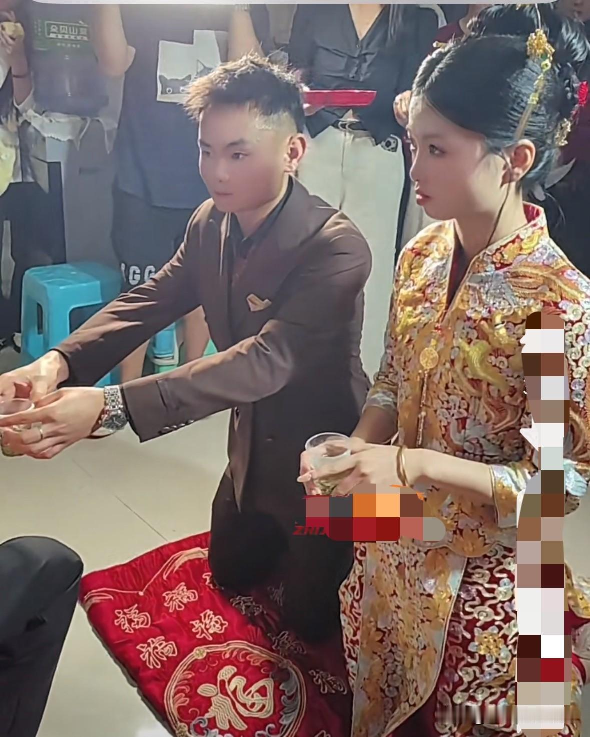父母看不上的人千万不能嫁！结婚当天，新郎新娘跪地敬茶，新娘的父亲却拒绝接新郎的茶