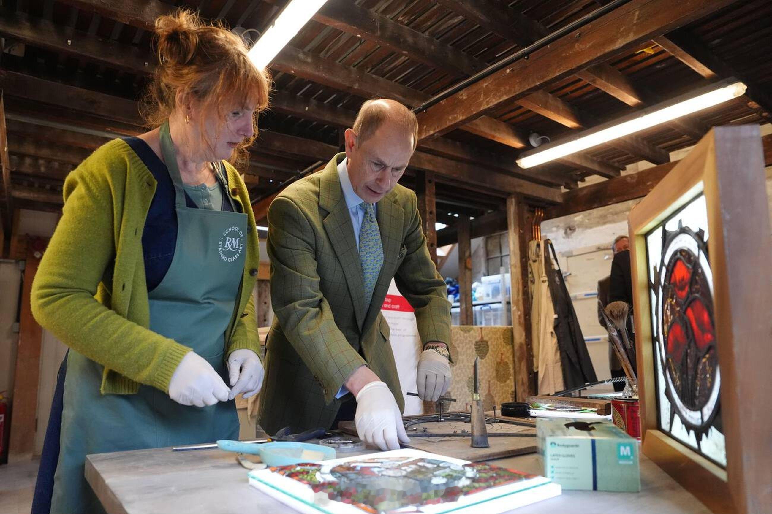 英国王室2026年2月12日，爱丁堡公爵爱德华王子在萨里郡访问法纳姆陶器工作