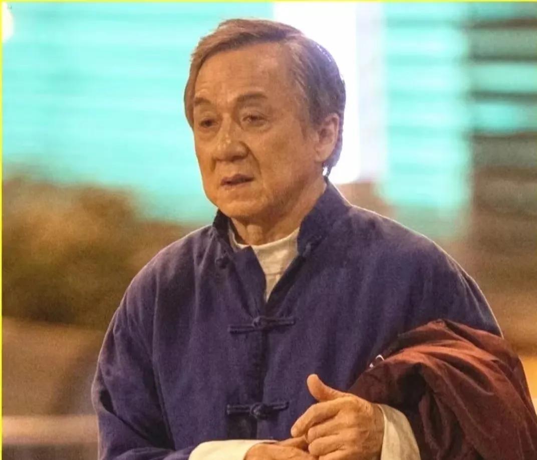 成龙大哥，真的老了！他成龙活到今天，本身就是一个奇迹。年轻时候，拿命拍戏，从高