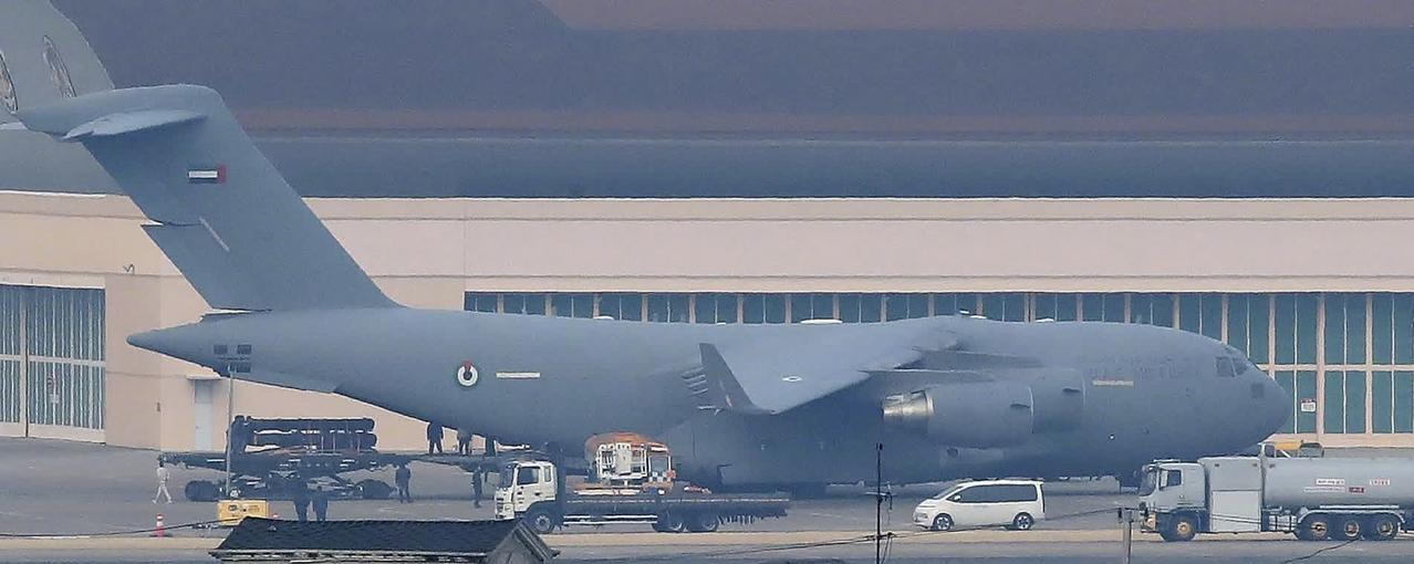 美军把部署在韩国的六套萨德调走了。3月3日凌晨0点35分，韩国星州郡村民的监