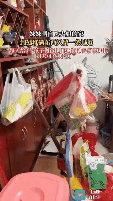 “崩溃了”一女子去自己大姐家做客，当她来到姐姐家后，看着屋子里满满当当，乱七八糟
