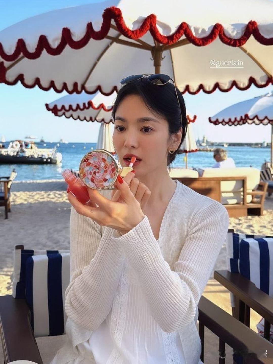 宋慧乔晒与工作人员在海边游玩时拍的照片，状态真的很棒！