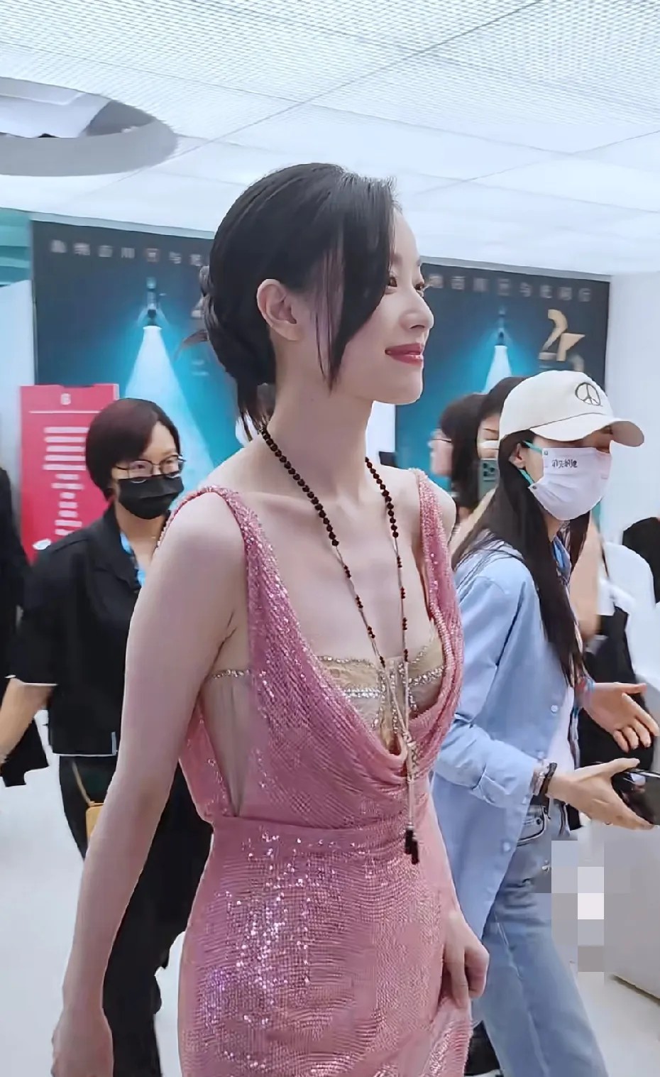 倪妮真的好迷人，风情万种说的就是她，柔美妩媚还有点性感