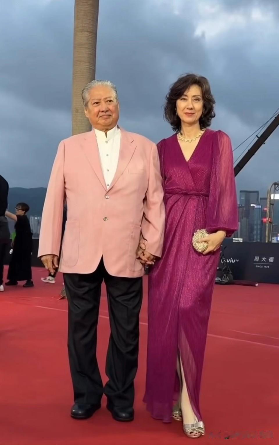 难以想象，洪金宝妻子年轻时有多漂亮。洪金宝携妻子一起亮相红毯，高丽虹一袭红色长