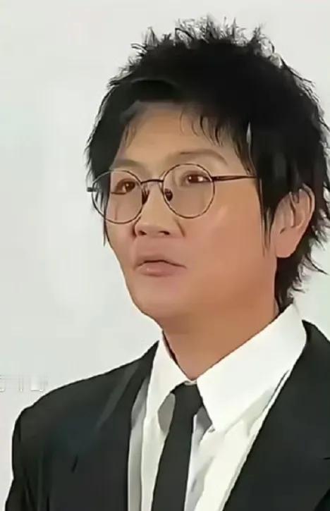 一把年纪还能跟住潮流！和黄晓明一样，孙楠老师终于找对了自己的发型，再加上人瘦