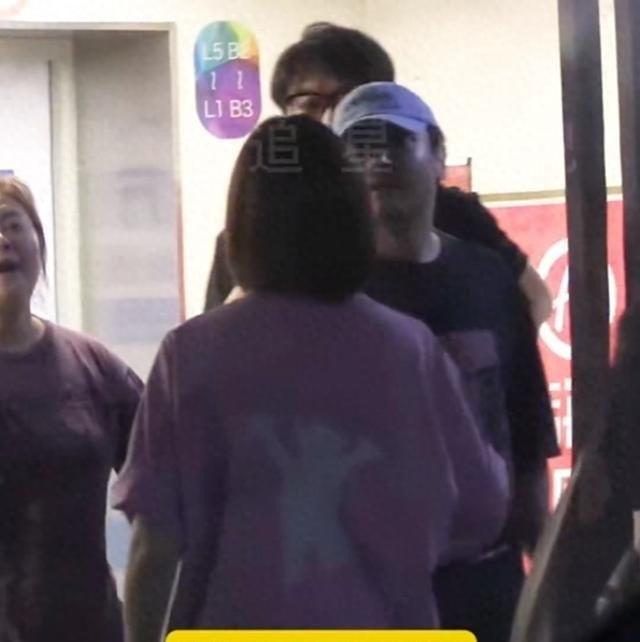 7岁小狮子抱玩偶跑前面，沈腾带王琦聚餐，老婆胖到被说像减肥前贾玲？网友却问：他咋还这么宠​