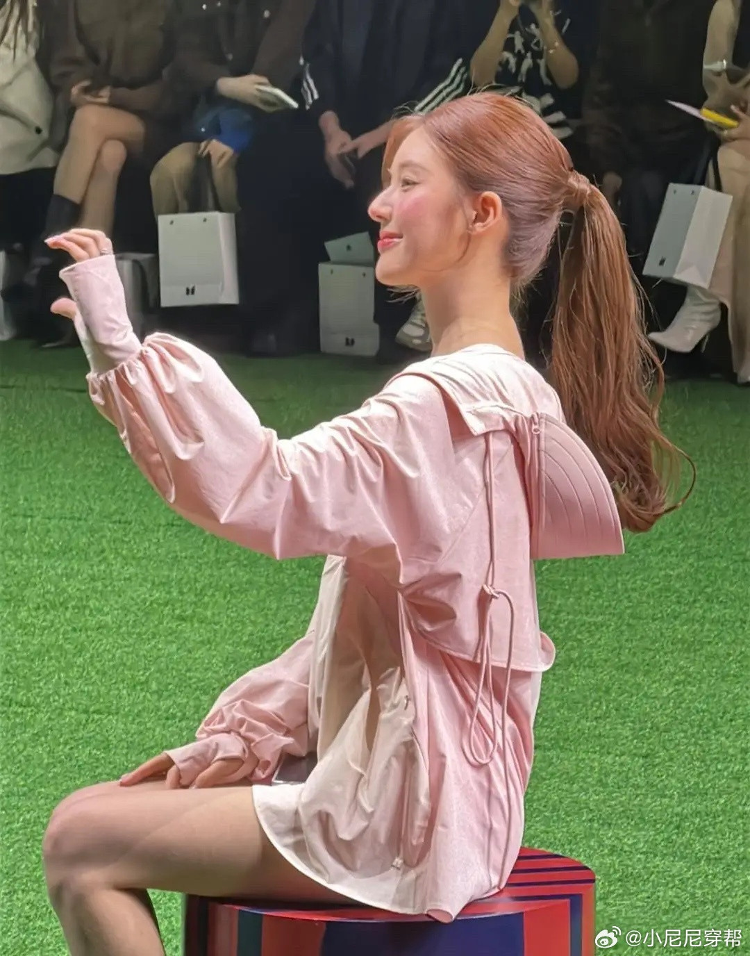 28岁赵露思现身上海看秀，她穿着一身粉红色运动服元气亮相，造型清爽又亮眼，身材丰