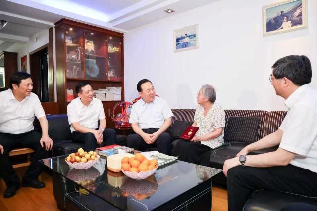 王浩刘捷走访慰问抗战老战士老同志并颁发纪念章 邱启文胡伟尹学群姚高员分别参加