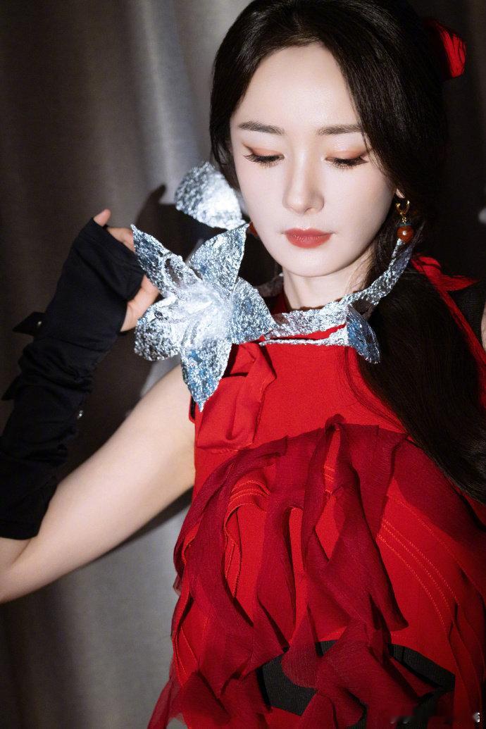 杨幂舞幂娘谁没被杨幂的“舞幂娘”戳到！密逃巴士上聊跳舞就动，这状态也太好了！