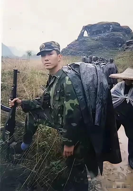 大家仔细看看这名战士手中的步枪，不是常见的八一杠步枪，感觉非常少见，大家有认识的