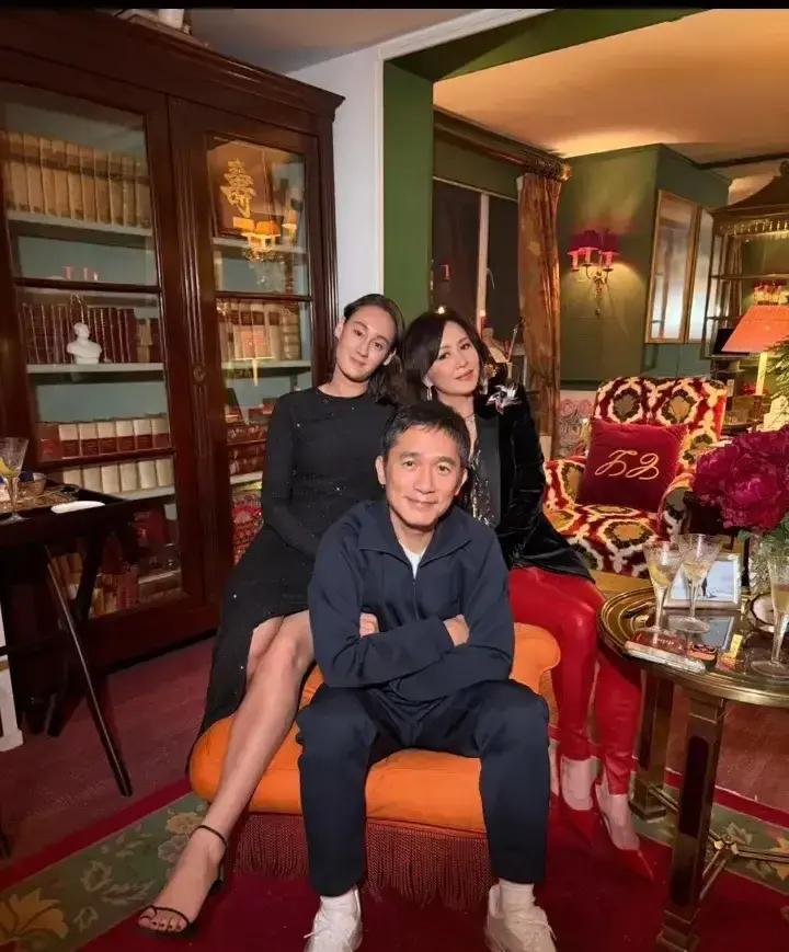 80岁刘妈穿红衫抢镜，全家合照藏大秘密跨年夜，刘嘉玲把香港中半山梅苑布置成