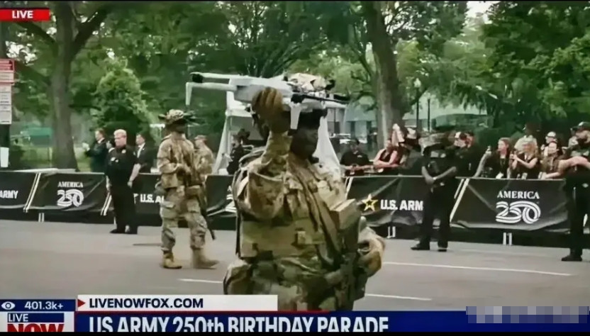 美国这次阅兵最辛苦的人是那个举着无人机的士兵，其他人都懒羊羊的，就他还得举着无人