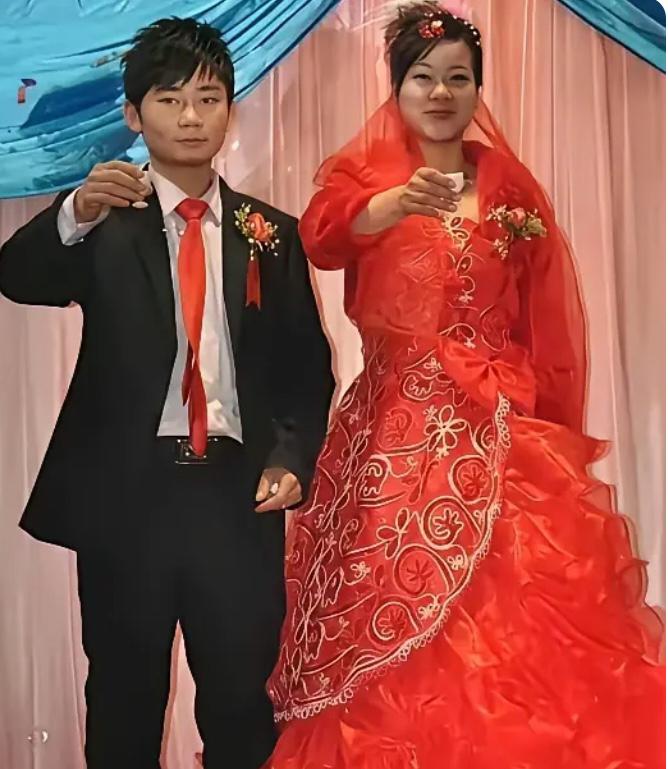 论娶对老婆的重要性！张雪，自小父母离异，14岁即辍学从事摩托维修，没有人托举