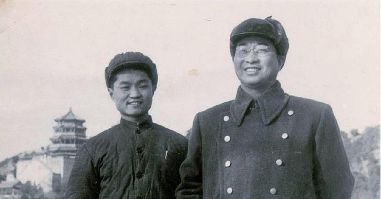 1958年儿媳首次上门，陈赓戴着瓜皮小帽来迎接，儿媳后来回忆：根本不会想到他是开