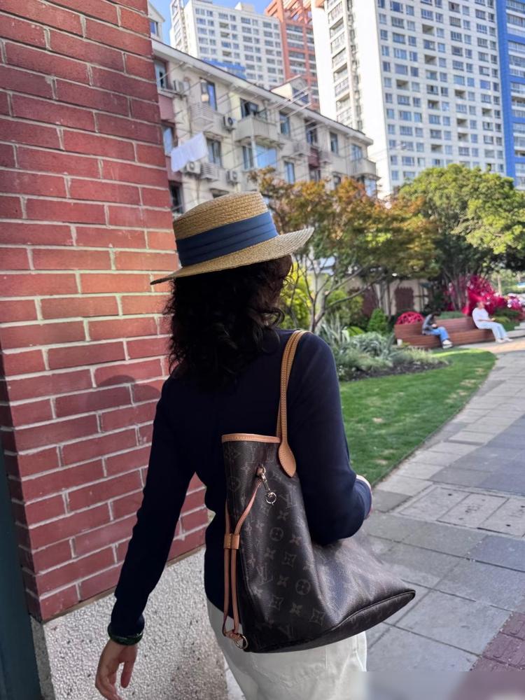 我邻居真的特别奇怪。我邻居退休金只有1700块钱，也没有其他的收入，她老公最近还