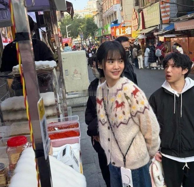 41岁杨丞琳齐刘海短发太绝！提花毛衣精致文艺，牛仔裤休闲随性，搭在一起时髦减龄，