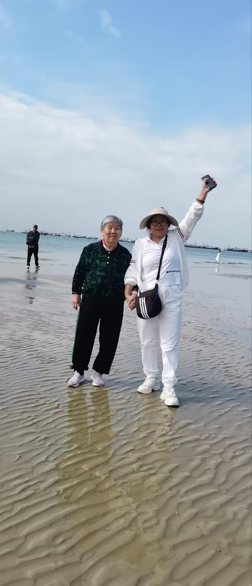 82岁的老妈的朋友来家里了，除了激动还是激动。妈在原来的小区住了十多年，过着