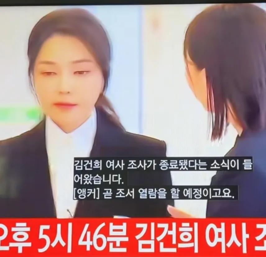 金建希被特别优待，对她的传唤在下午5点46结束。之前她就跟韩国检方这些人说，传唤