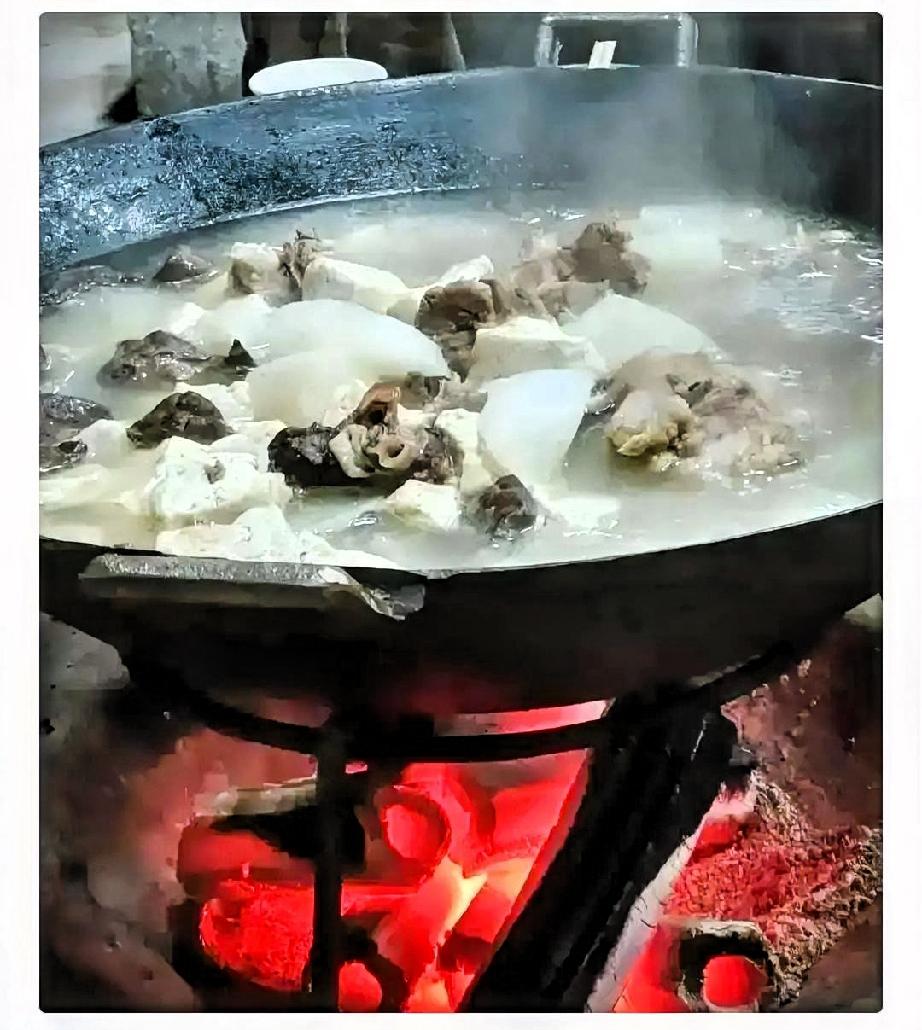 不能再办杀猪宴！杀猪做宴，办一场接着一场，热闹非凡，谁都想沾点边，可是办宴到