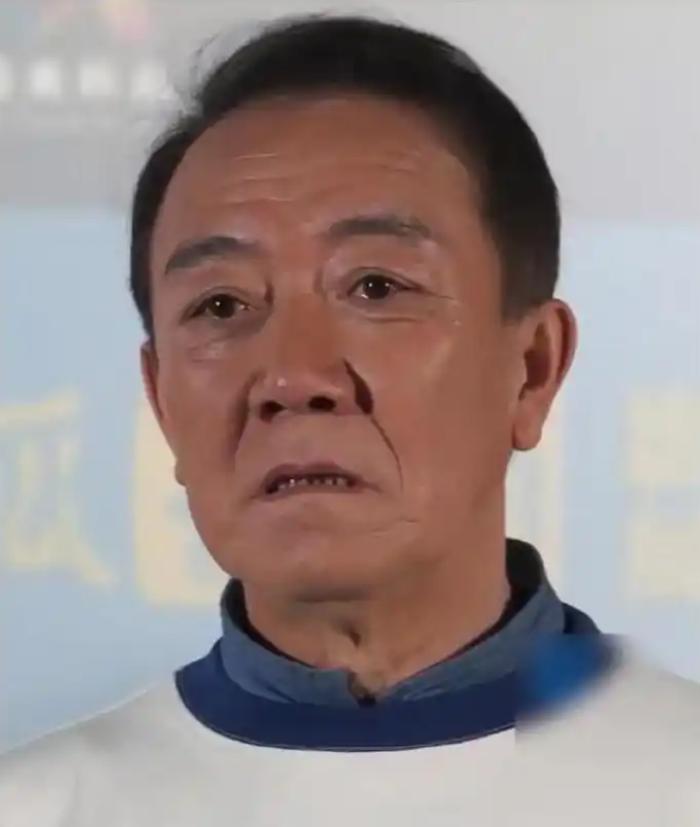 67岁的李幼斌站在聚光灯下，突然红着眼说：“我的父母现在都90多岁了，他们现在都