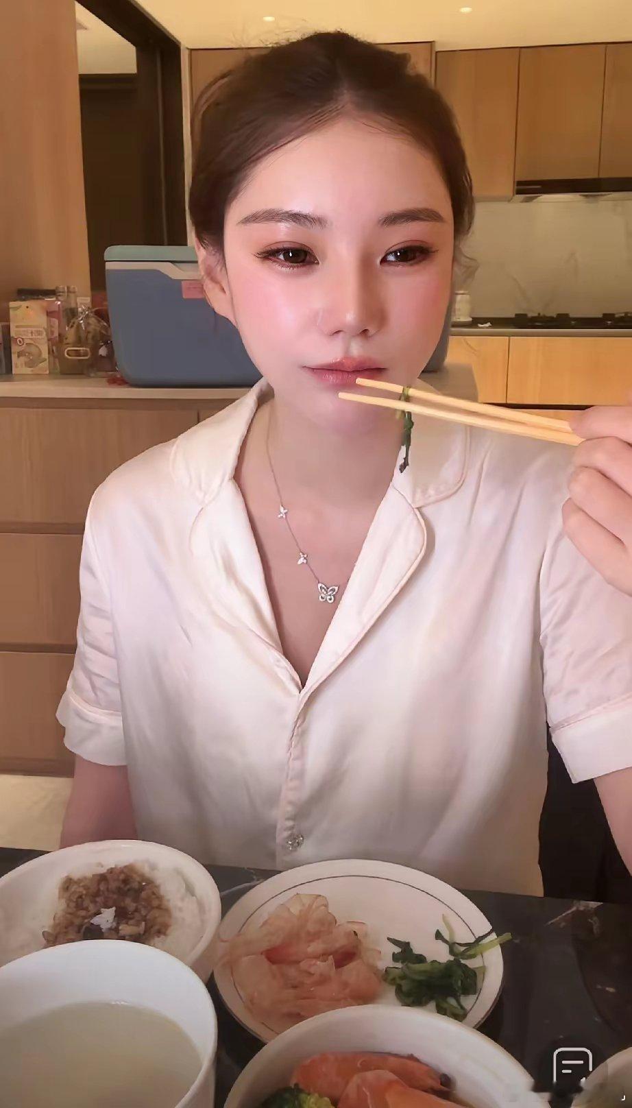 汪小菲娶的两个老婆，就是两个极端，大S嫌北京冷，北京空气不好，所以常年呆在湾湾不