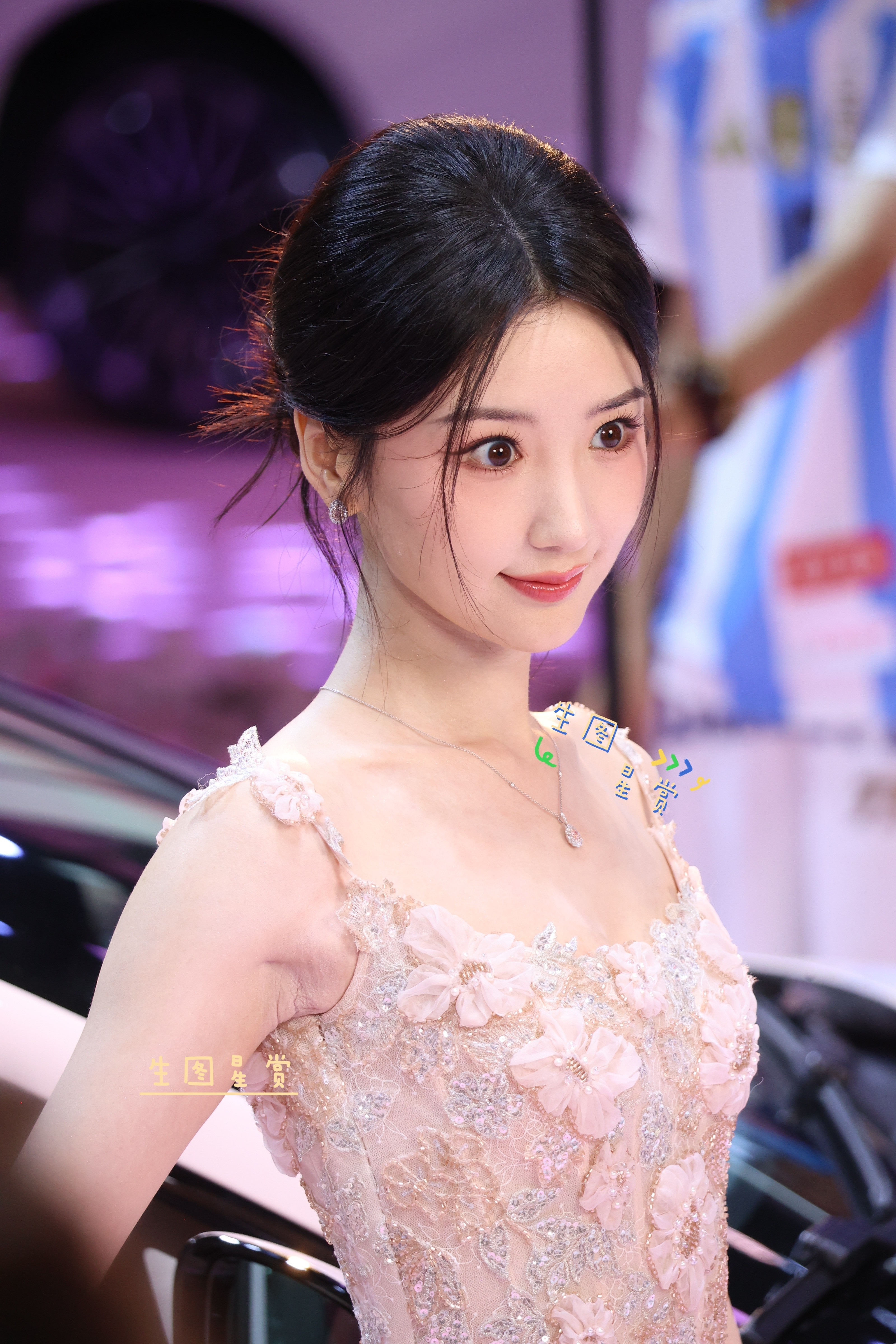 毛晓彤成都车展站台美照，明亮大眼睛的花仙子🌸毛晓彤​​​