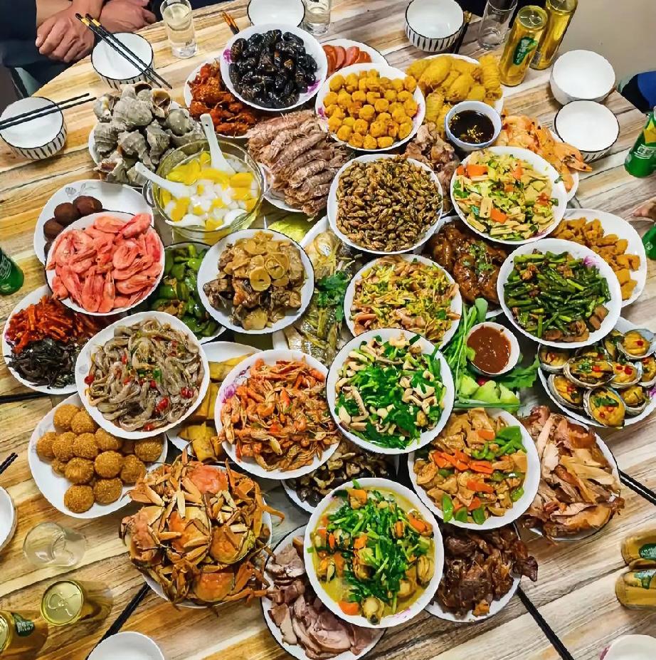 初二家宴一开火，满屋飘香年味浓！今儿正月初二，家里的门庭又热闹起来了，厨房