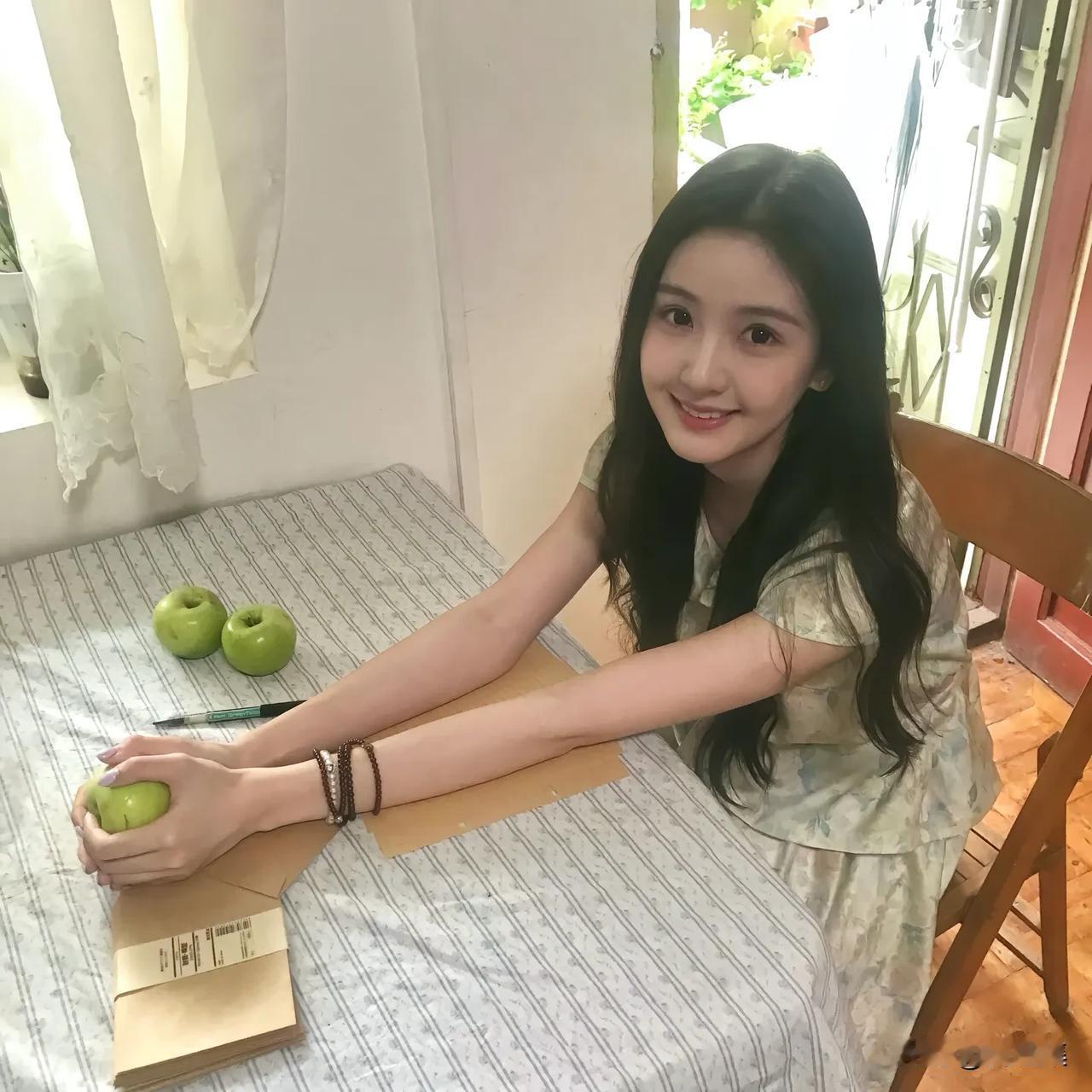 🍏💕在阳光洒满的午后，享受一份甜蜜的苹果时光。