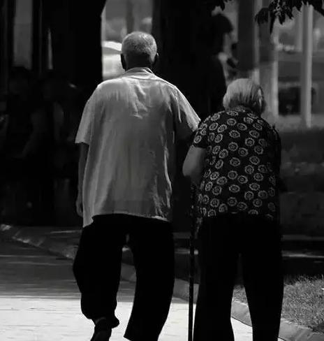 一个90岁的老太太，一句话把养老的遮羞布给扯了。她说，别听人瞎扯，说什么老了没子