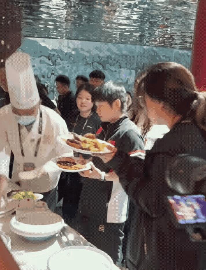 莎莎又闹笑话了！北京大满贯晚宴，莎莎卡住了烤鸭的黄金位置！手上已经抢了一盘