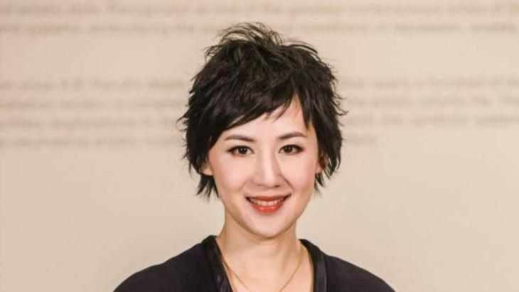 央视所有女主持人都嫁的不如她好！从东方卫视当家美女主播，到上海首富妻子，不仅集智