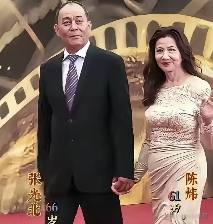 哎呀，长得这么漂亮，可惜穿衣服品味也比较差。张光北的妻子本来就是一个大美女，