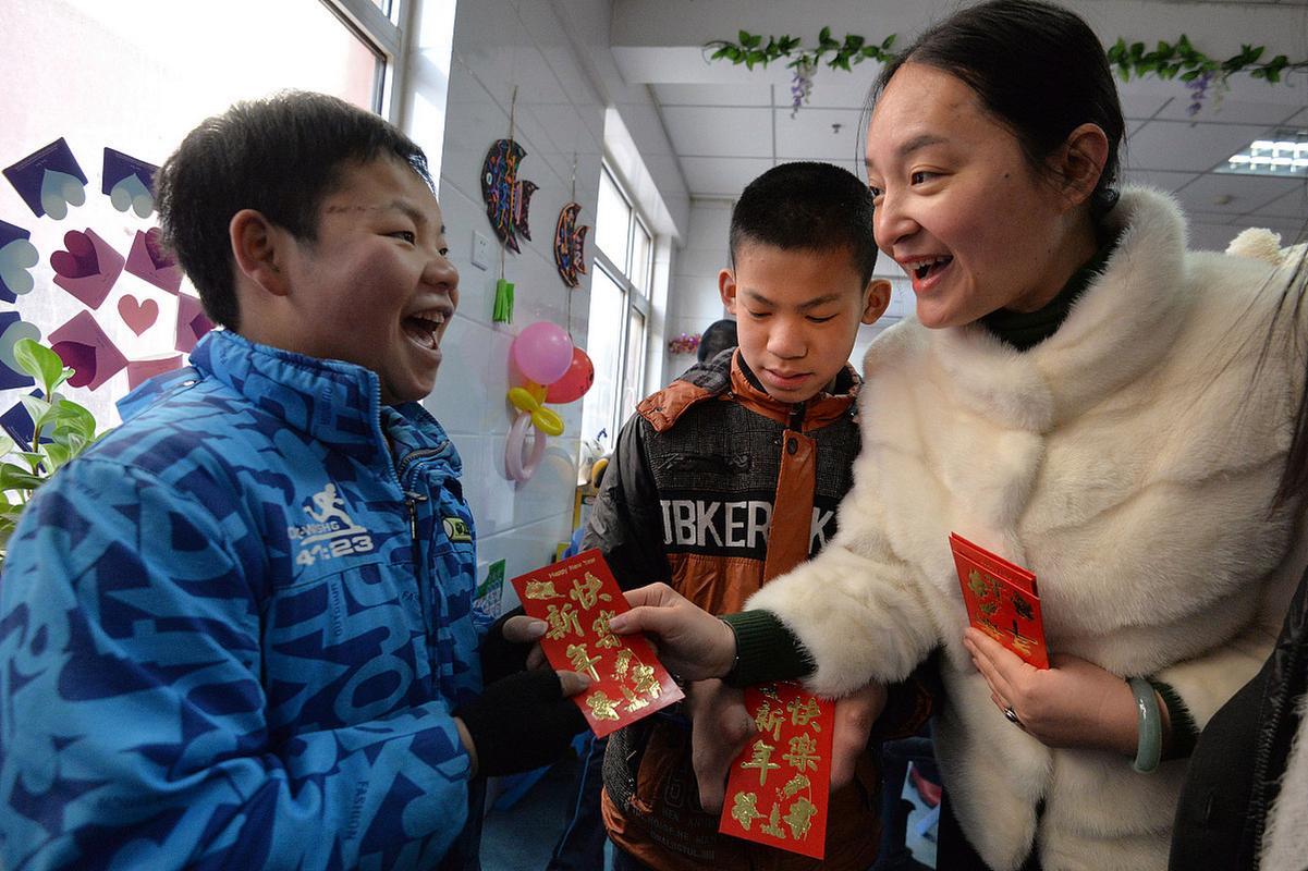 都是红包惹的祸我老家有一对夫妻先后生有一儿一女，爸爸妈妈对孩子视如宝贝一样，