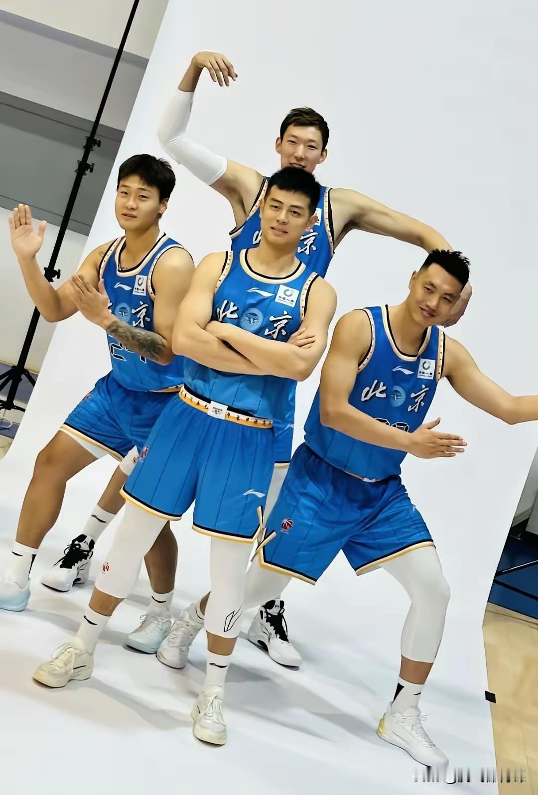 北京北汽冲击队史第四冠主要轮换大名单如下:1.方硕35岁身高1