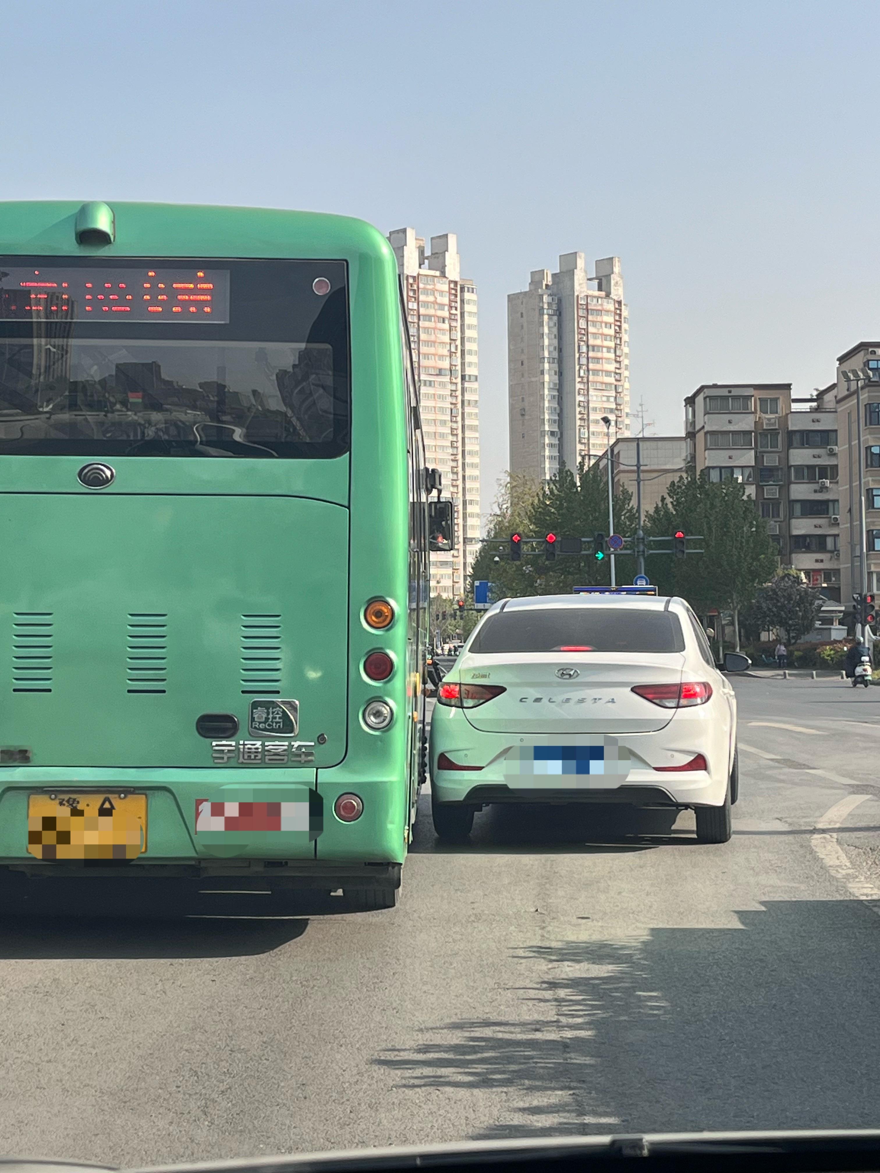 论开车技术，还得是公交车司机。