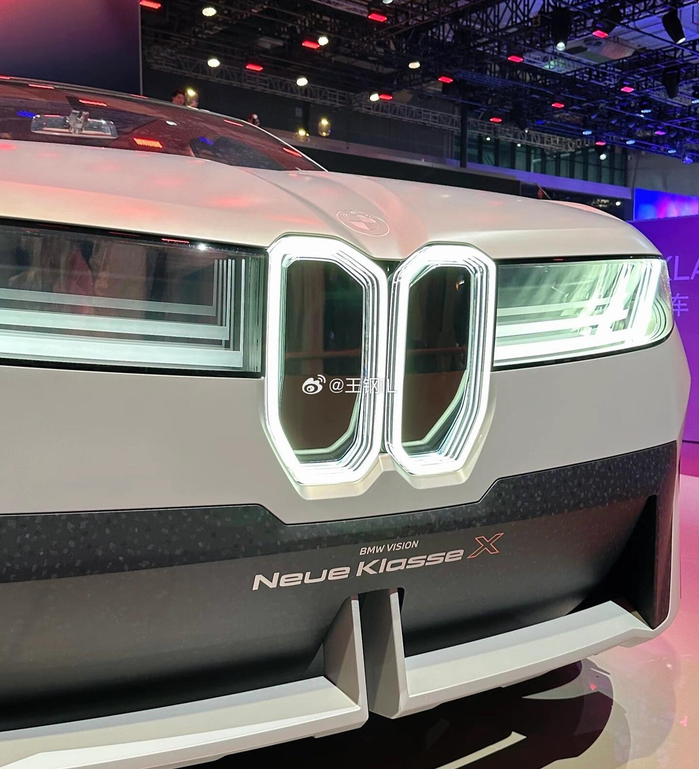 全新一代宝马X5彻底摒弃了现款设计，采用了“新世代”（NeueKlasse）的