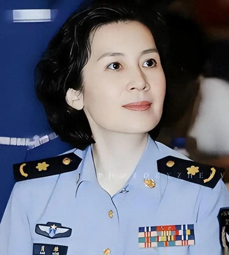 肖雄在离婚协议上签完字，当着前夫的面，把一摞能换钱的片约全撕了。转头去北京人