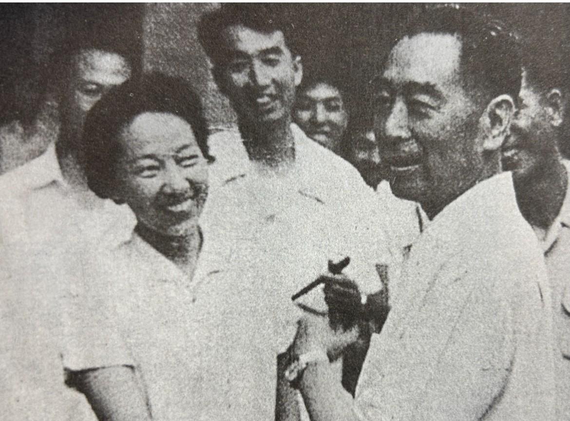 【周恩来总理的老照片】1961年，在全国故事片创作会议期间，周恩来总理与电影演员
