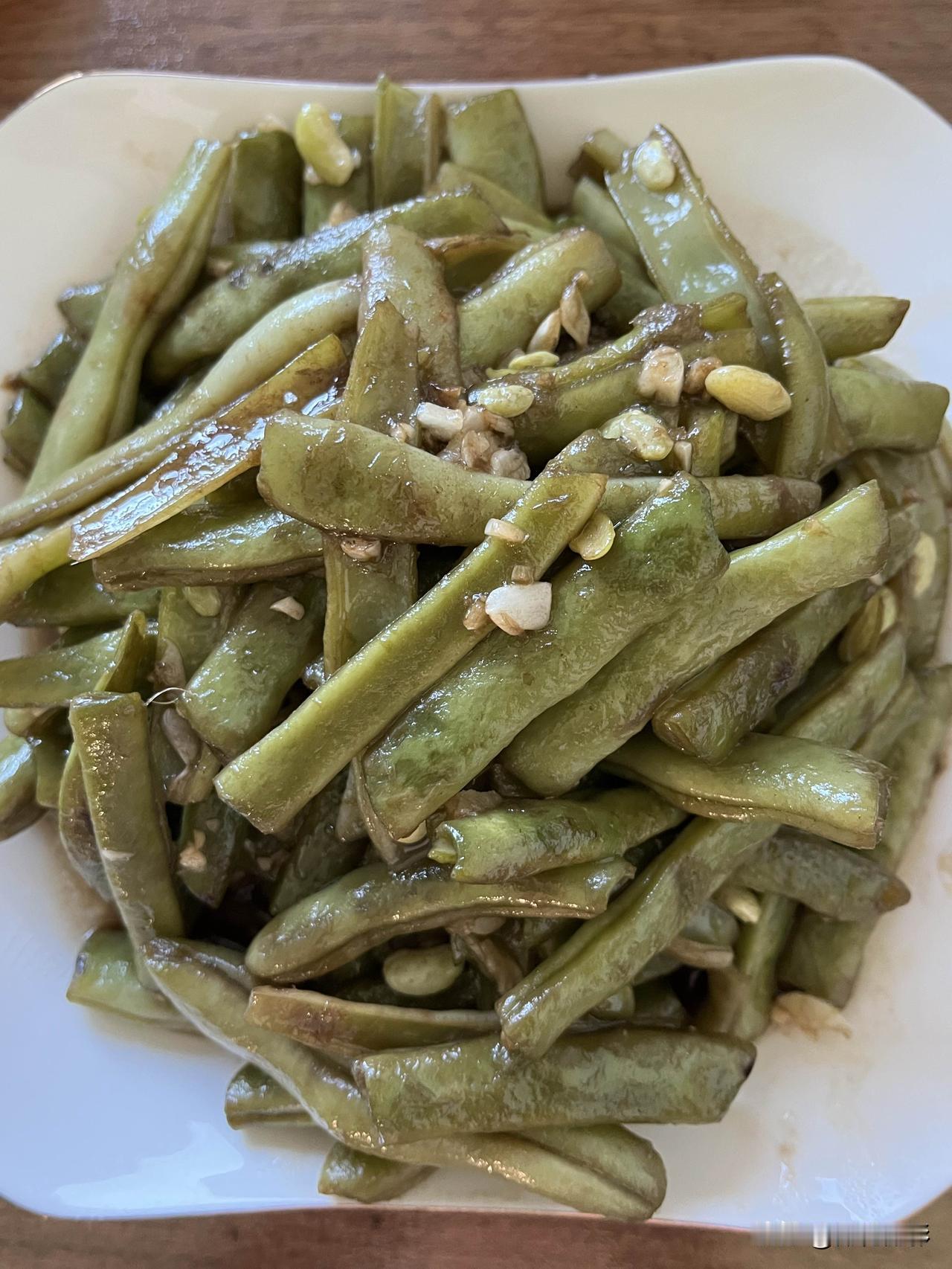 好友们晚上好！夏安吉祥，晚餐香香！今天的晚餐：素炒豆角芹菜肉饼玉米红薯蒸