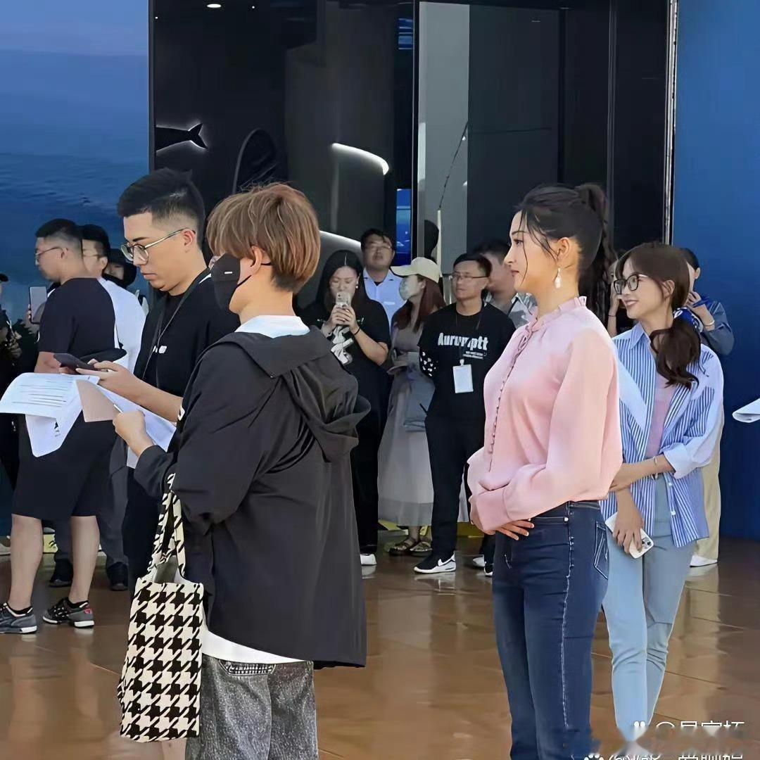 关晓彤这状⁠态也太‌能打了‏‍‌，路⁠‌人﻿⁠随手⁠一拍都这么亮眼，颜﻿‌值真的