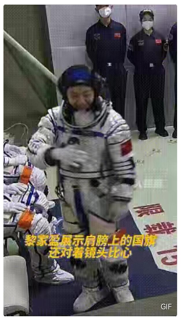 黎家盈在摄影机拍到自己的那一刻。她就是笑着指了指自己胸前的五星红旗，顺手比了