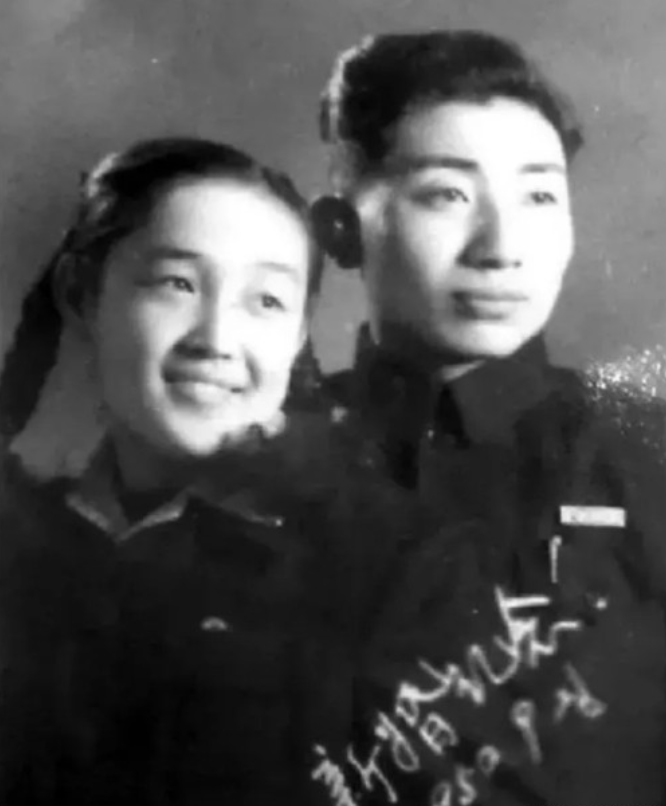 1950年9月，工程兵战士姜士民和妻子即将奔赴朝鲜战场。出发前几天，女友拦着他大
